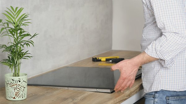 Comment brancher une plaque induction à 4 fils ?