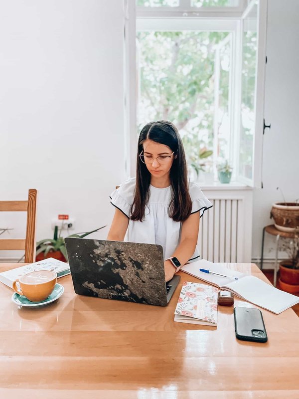 Débuter dans la création de contenus : rémunération et opportunités de carrière