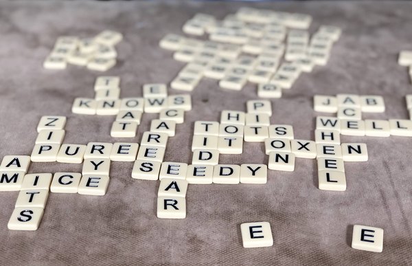 Quels sont les mots clés ou les astuces à connaître pour exceller dans Cemantix ?