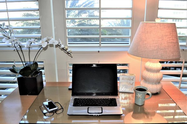 Optimisation de l'éclairage de votre bureau à domicile à Nîmes : conseils et idées