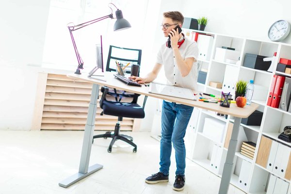 Comment optimiser votre espace de travail avec un bureau debout FlexiSpot ?