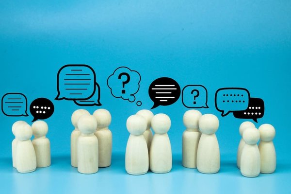 Quelles compétences interpersonnelles sont essentielles pour un emploi en gestion de crèche?